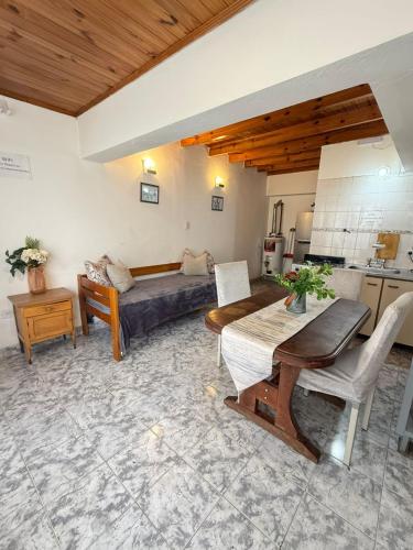 un salon avec un canapé et une table dans l'établissement Alquiler en el CENTRO Luz, à Río Gallegos