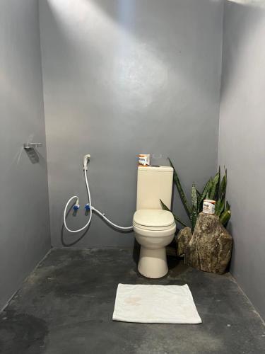 ein Bad mit WC in einem Zimmer in der Unterkunft Elephant point tree house in Sigiriya