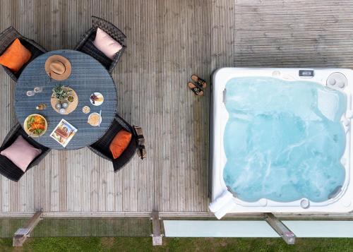 vue aérienne d'une table avec une piscine dans l'établissement Aspen Lodge Escape, à Hengrave