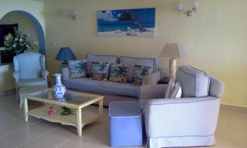 a living room with a couch and two chairs at Marbella Guia Isora in Guía de Isora