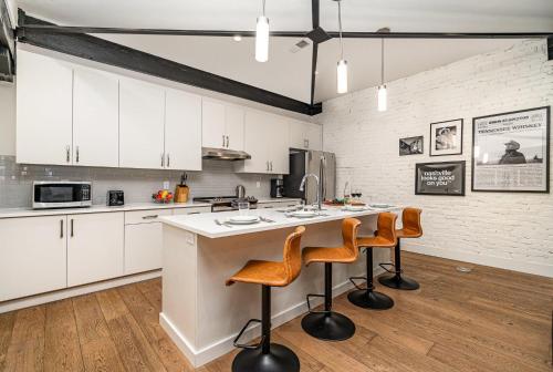 Gallery image of The Saddlery-Playbill-4 Unit Combo-Walk 2 Broadway in Nashville