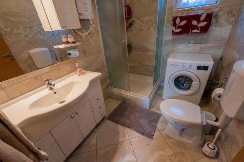 Apartments with parking space Vodice - 22557