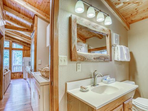 Ένα μπάνιο στο Riverwood Hideaway