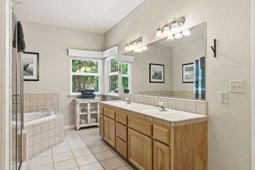 Ένα μπάνιο στο The Trailhead Hot Tub, Hikes & Night Skies