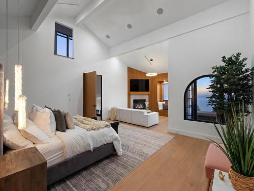 une chambre avec un grand lit et un salon dans l'établissement Villa Costera, à Las Flores