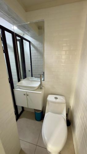 une salle de bains avec toilettes et lavabo dans l'établissement Habitación privada en el centro de la ciudad, à Ayacucho