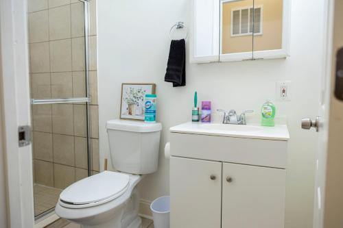 un bagno con un water e un lavandino di CityStay a Baltimora