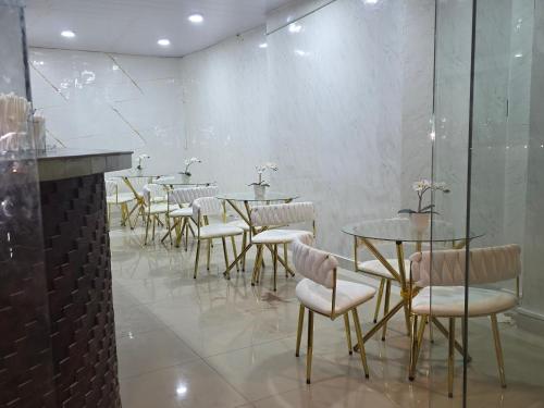 uma fileira de mesas e cadeiras em uma sala em Sol del Mar Caribe em Punta Cana