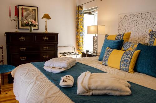 1 Schlafzimmer mit 2 Handtüchern auf einem Bett in der Unterkunft Ferienhaus für 2 Personen ca 50 qm in Algarvia, Azoren Sao Miguel in Algarvia