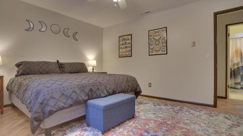 Ένα ή περισσότερα κρεβάτια σε δωμάτιο στο BearlyMuvin Cabin