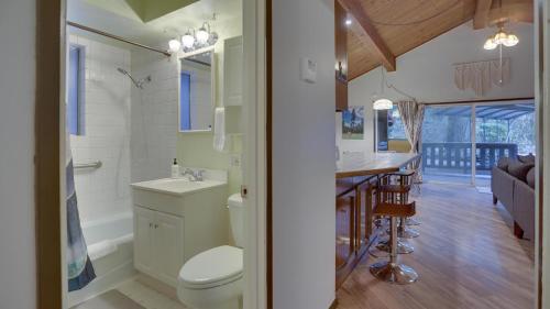 Ένα μπάνιο στο BearlyMuvin Cabin