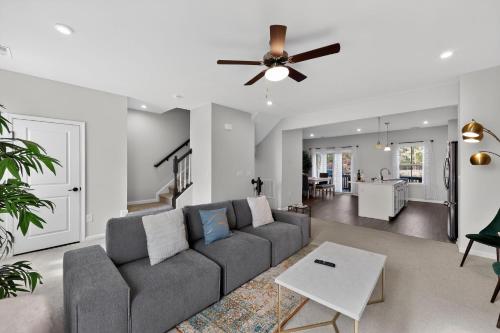 Posezení v ubytování Capernaum Sanctuary - Minutes from Fenton, WakeMed, UNC Rex, RDU, RTP & Downtown