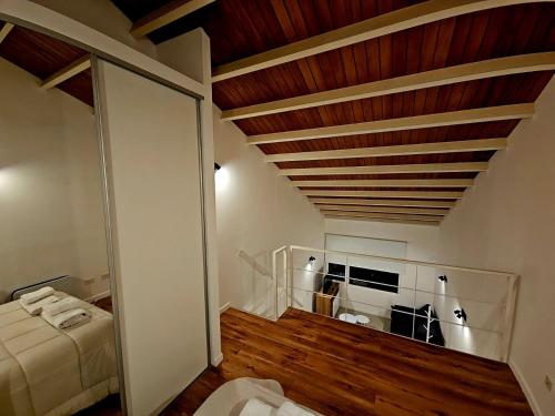 a bedroom with a bed and a wooden ceiling at Departamento Studio 20 - Rio Grande - Tierra del Fuego in Río Grande