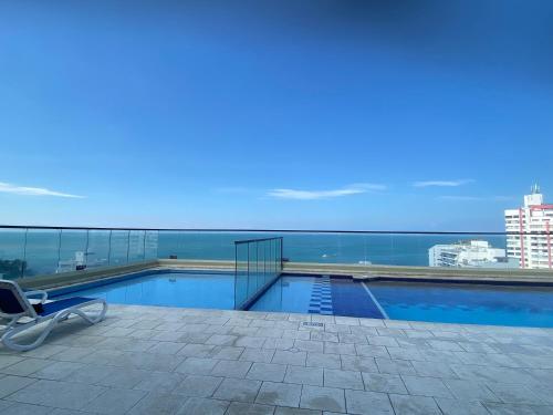 a swimming pool on the roof of a building at Fabuloso apartamento en el Mar Caribe - Rodadero in Gaira