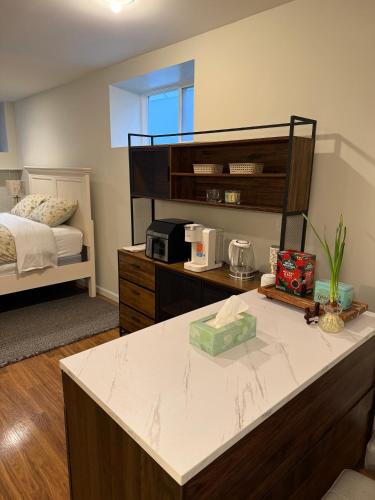 Postel nebo postele na pokoji v ubytování Basement suite with private entrance