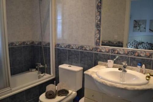 ein Badezimmer mit Waschbecken, Toilette und Badewanne in der Unterkunft Villa Las Golondrinas in Periana