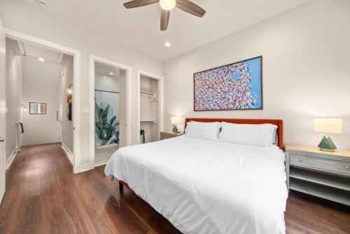 a bedroom with a white bed and a painting on the wall at The Houston Villa - 2Qn+1King -MedCenter NRG ZOO in Houston