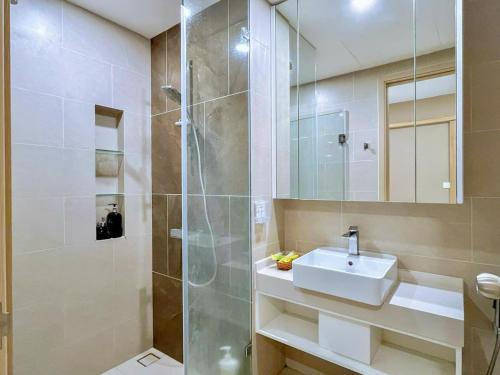 un baño con lavabo y ducha en The Song Apartment 5 Stars Vung Tau - Căn Hộ Du Lịch Biển Vũng Tàu, en Vung Tau