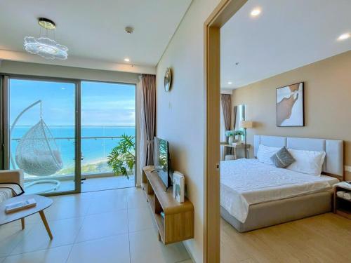 Un dormitorio con una cama y vista al mar. en The Song Apartment 5 Stars Vung Tau - Căn Hộ Du Lịch Biển Vũng Tàu, en Vung Tau