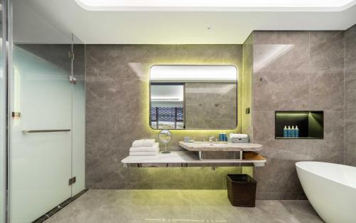 Ένα μπάνιο στο Jiujiang Fanglan Lake Kaiyuan Mingting Hotel