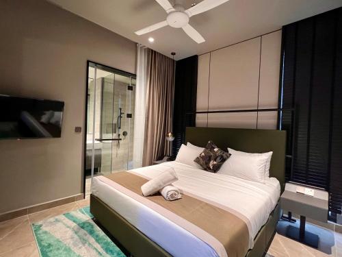 ein Schlafzimmer mit einem großen Bett und einem Deckenventilator in der Unterkunft Antara Genting by J&H 3BR Entertainment Suite M1 in Genting Highlands