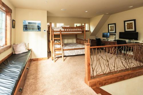 Foto dalla galleria di Secluded Golf Course Retreat with Firepit, EV Charging, and Ultimate Privacy a Roslyn