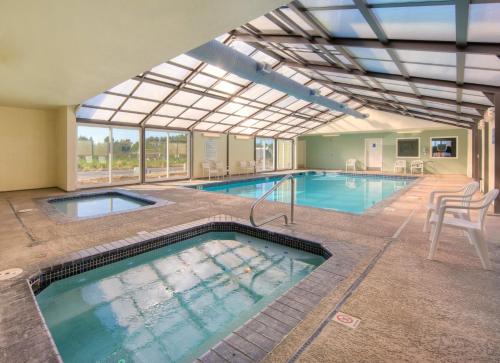 une grande piscine avec un grand plafond en verre dans l'établissement WorldMark Surfside Inn, à Ocean Park