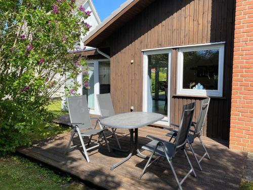 un patio avec une table et des chaises sur une terrasse dans l'établissement Nordlicht, à Steinbergkirche
