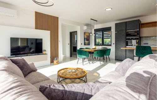una sala de estar con un sofá y una mesa en Beautiful Home In Vir, en Kaštelina