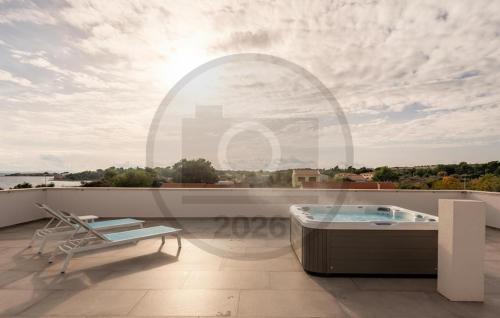 balcón con bañera de hidromasaje y vistas en Beautiful Home In Vir, en Kaštelina