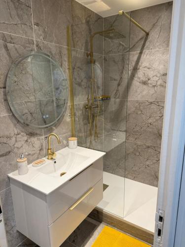 Modern and cozy 2 bedroom fully equipped في أولينز: حمام مع حوض ودش