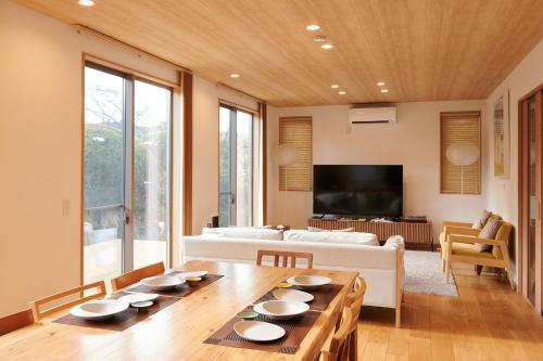 a living room with a couch and a table at なぎさホテル in Zushi