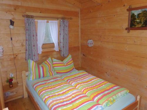 Zimmer mit einem Bett in einem Blockhaus in der Unterkunft Rural Home Near Bavarian Lakes in Steingädele