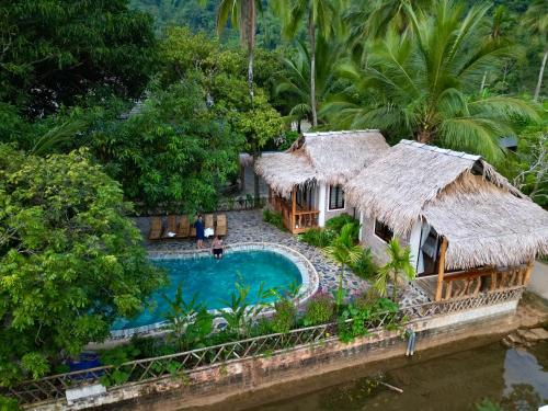 une vue aérienne d'une maison avec piscine dans l'établissement Coconut Minh Tho Homestay, à Mai Châu