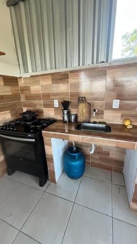 Köök või kööginurk majutusasutuses Chalé Romântico em Araruama