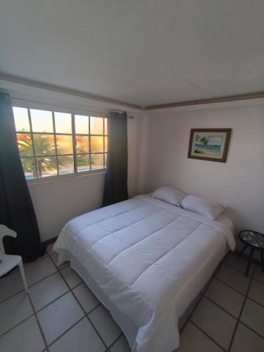 Un dormitorio con una cama grande en una habitación. en Apt with ocean view Marina Margarita residence, en Porlamar