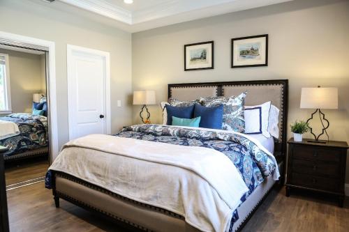 Un dormitorio con una cama grande con almohadas azules. en Destination #35, en Anaheim