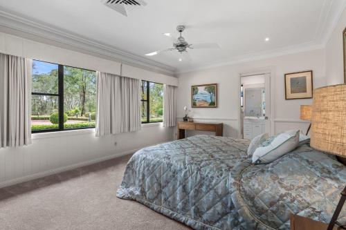 Postel nebo postele na pokoji v ubytování Wilderness Waters Grand Estate with Private Pool and Tennis Court