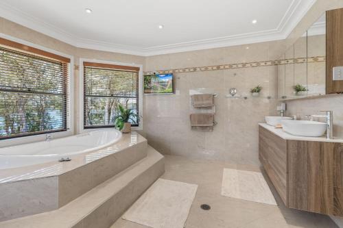 Koupelna v ubytování Wilderness Waters Grand Estate with Private Pool and Tennis Court