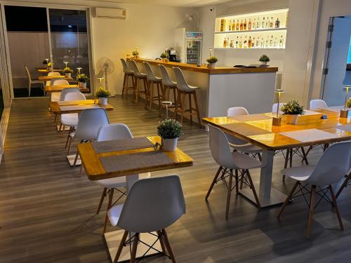 Un restaurante u otro lugar para comer en SIAM LOUNGE - Pratumnak