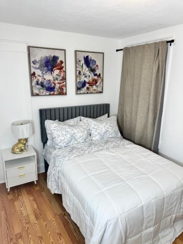 Ένα ή περισσότερα κρεβάτια σε δωμάτιο στο Julie's Cozy Haven - Peaceful Retreat