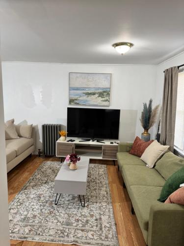 Μια τηλεόραση ή/και κέντρο ψυχαγωγίας στο Julie's Cozy Haven - Peaceful Retreat