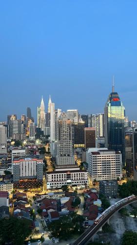 widok na miasto z budynkami i mostem w obiekcie Dans Homestay Heaven w Kuala Lumpur