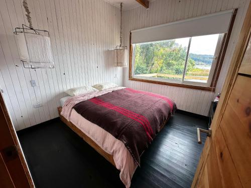 Un pat sau paturi într-o cameră la House in the Maule River Bay