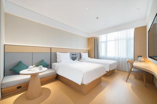 Un pat sau paturi într-o cameră la JI Hotel Shenzhen Convention & Exhibition Center Gangxia Subway Station