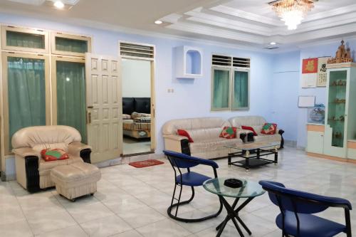 un salon avec des canapés, des chaises et une table dans l'établissement Villa MATAHARI BANDUNGAN, à Bandungan