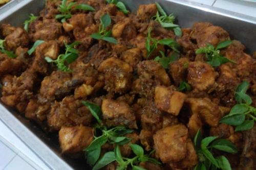 Un plato de comida con carne y verduras encima. en Villa MATAHARI BANDUNGAN, en Bandungan