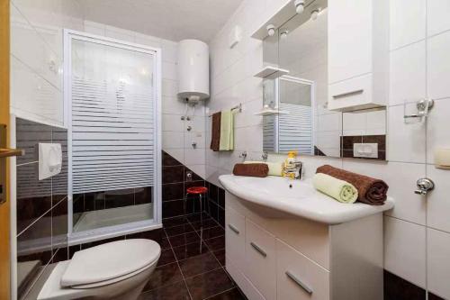 Ένα μπάνιο στο Apartments in Povile 39116