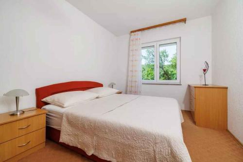 Ένα ή περισσότερα κρεβάτια σε δωμάτιο στο Apartments in Povile 39116