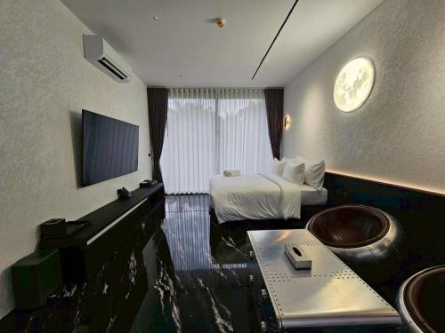 una habitación de hotel con baño con lavabo en Khanom Station 549, en Ban Na Dan